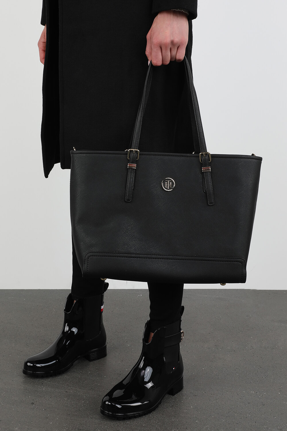 תמונת כל הלוק של תיק נשיאה שחור עם אלמנטים מטאליים